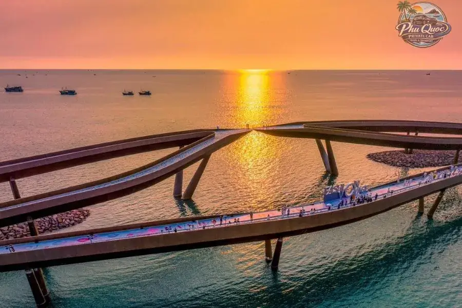 Kiss Bridge